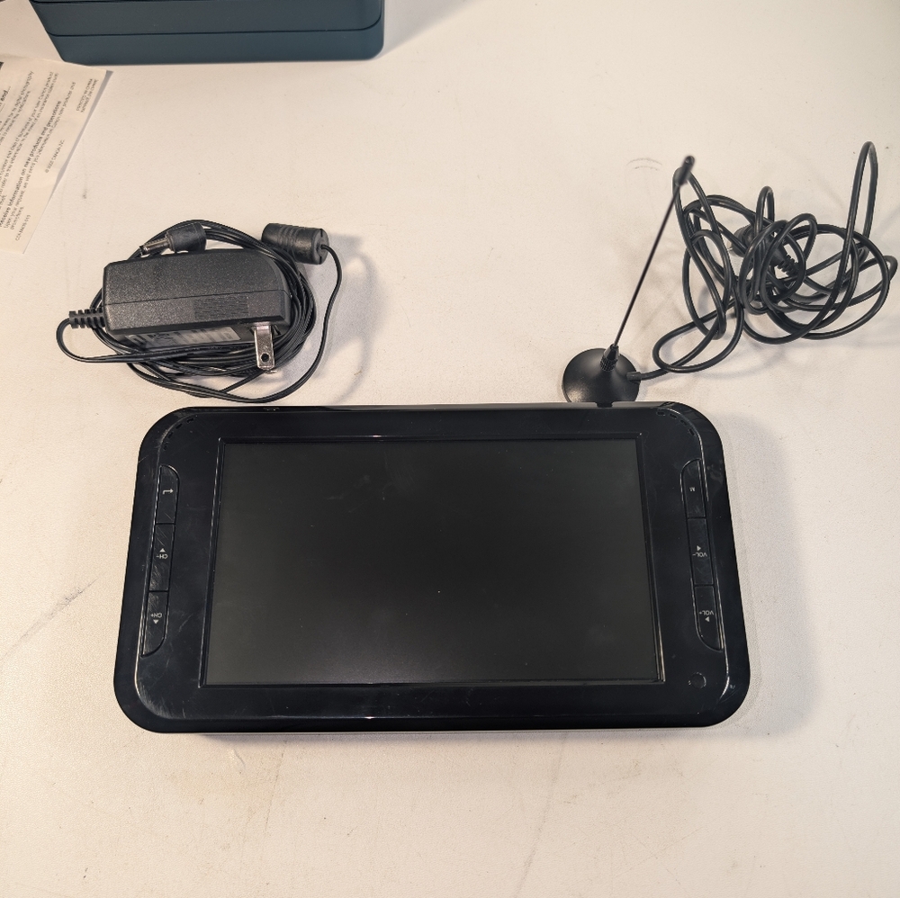Axion 7"  Widescreen Portable LCD Stereo TV Model AXN-8706- TESTED